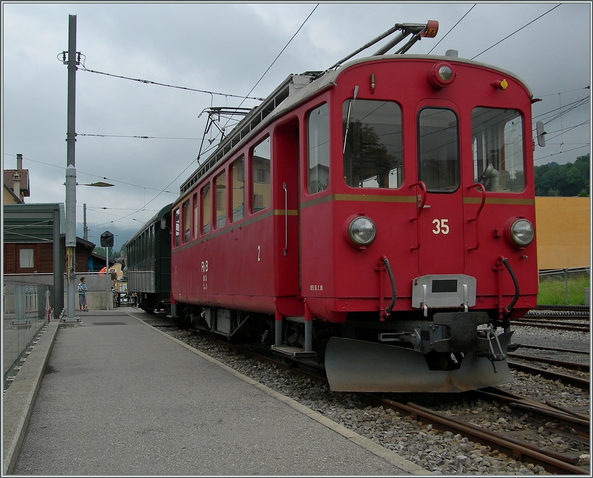 Der Rh.B ABe 4/4 N 35 mit einem SBB Personenwagen in Blonay. 
27. Juli 2014