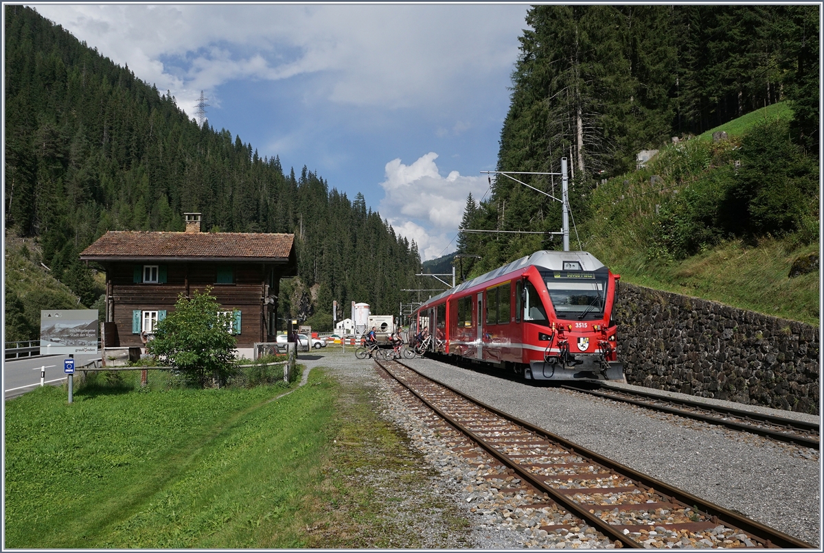 Der RhB ABe 8/12 3515 als Regionalzug 1836 unterwegs beim Halt in Davos Monstein.
12. Sept. 2016