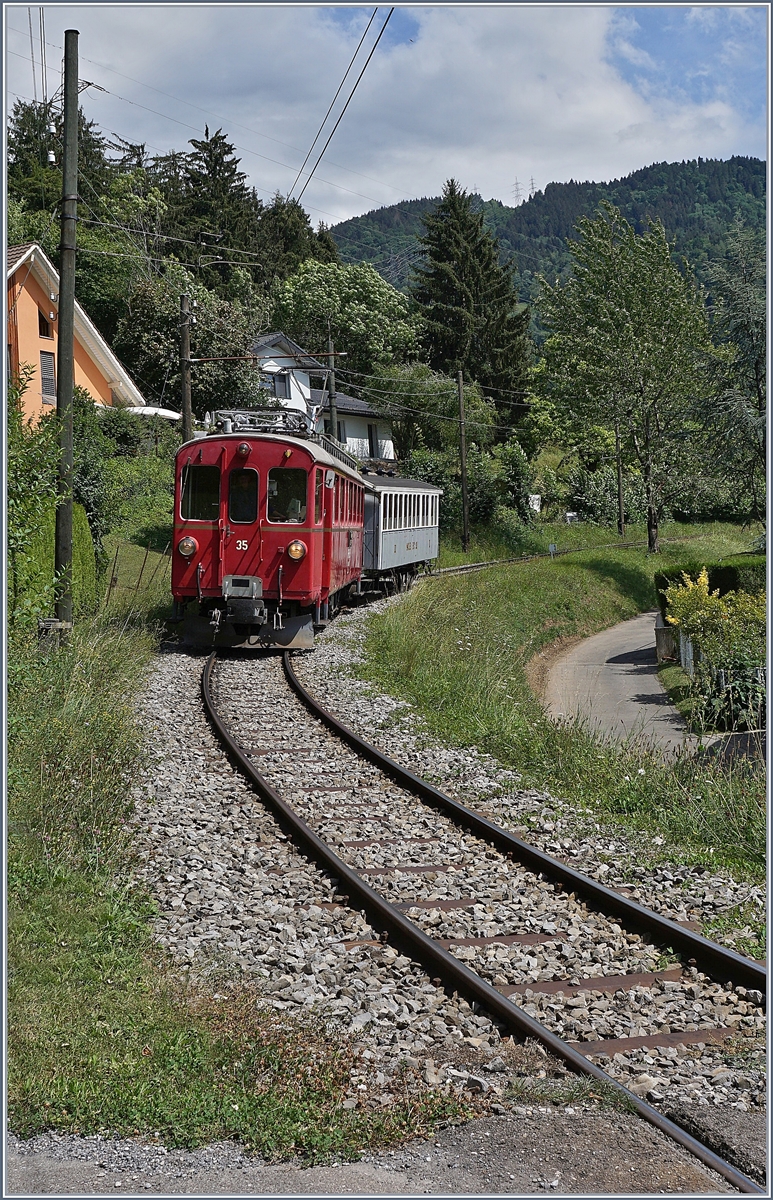 Der RhB Bernina Bahn ABe 4/4 I 35 der Blonay - Chamby Bahn erreicht in Kürze Blonay.

26. Juli 2020 