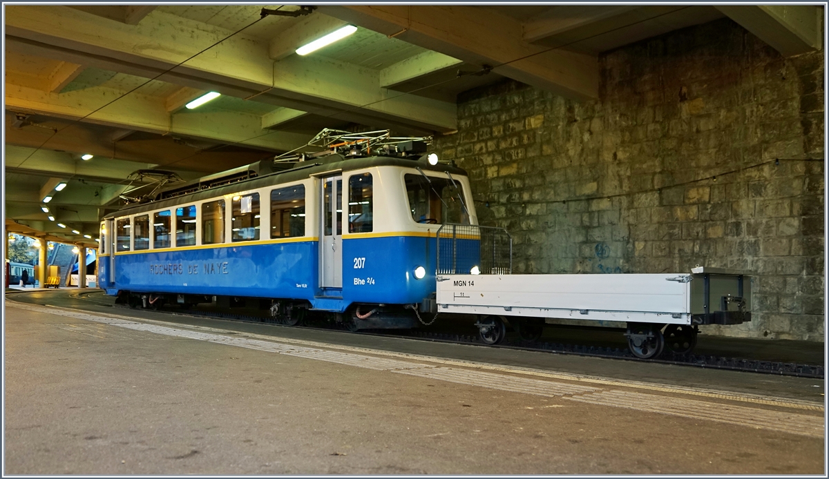 Der Rocheres de Naye Bhe 2/4 207 schient in Montreux für die Bergfahrt nach Glion bereit zu sein und dies obwohl z.Z. infolge Bauarbeiten und dadurch bedingtem Busersatz die Kapazität nur 50 Reisende pro Stunde beträgt.
28. Okt. 2016