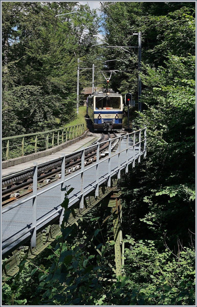 Der Rochers de Naye Beh 4/8 101  Montreux  auf Talfahrt kurz vor Le Tremblex. 

7. Aug. 2016