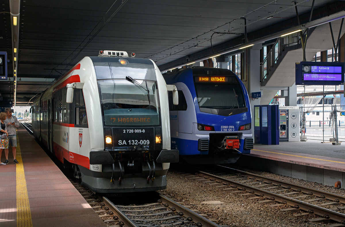 
Der SA 132-009 (95 51 2 720 009-0 PL PLKW) ein Dieseltriebzug vom Typ Pesa 218 Ma der Koleje Wielkopolskie steht am 25.06.2017 im Hauptbahnhof Posen (Poznań Główny) zur Abfahrt bereit. 

Der polnische Hersteller Pesa in Bydgoszcz baut seit 2005 zweiteilige Dieseltriebzüge des Typs 218M in unterschiedlichen Varianten, diese werden je nach Variante als Baureihe SA 131 bis 134 geführt. Der SA 132 (Pesa 218Ma) hat zwei Antriebsdrehgestelle (jeweils eins am Fahrzeugende), in der Fahrzeugmitte ruhen beide Fahrzeugshälften auf einem  Laufdrehgestell, ausgeführt als Jakobsgestell.

Die Antriebsdrehgestelle werden jeweils von einem MTU-Reihen-Sechszylinder-Dieselmotoren vom Typ 6H1800R81 mit einer Leistung von 350 kW. Die Leistungsübertragung erfolgt jeweils über ein hydromechanisches  ZF-Schaltgriebe vom Typ 5-HP600R über Gelenkwellen auf die Achsgetriebe.

TECHNISCHE DATEN SA 132 (Pesa 218 Ma): 
Spurweite: 1.435 mm (Normalspur)
Achsanordnung: B’2’B’
Länge über Kupplung: 41.700  mm
Drehzapfenabstand: 17.200 mm
Drehgestellachsstand (Antriebsgestelle): 2.000 mm
Drehgestellachsstand (Jakobsgestell): 2.500 mm
Fahrzeugbreite: 2.890 mm
Fahrzeughöhe: 4.135 mm 
Max. Passagiere:129
Eigengewicht: 76 t
Triebraddurchmesser: 840 mm (neu) / 780 (abgenutzt)
Leistung: 2 x 350 kW 
Motoren:  2 Stück MTU-Reihen-Sechszylinder-Dieselmotore vom Typ 6H1800R81
Höchstgeschwindigkeit: 120 km/h
Kleinster befahrbarer Gleisbogen: R=100
Bremse: SAB-Wabco + retarder
Kupplung: Schraubkupplung
