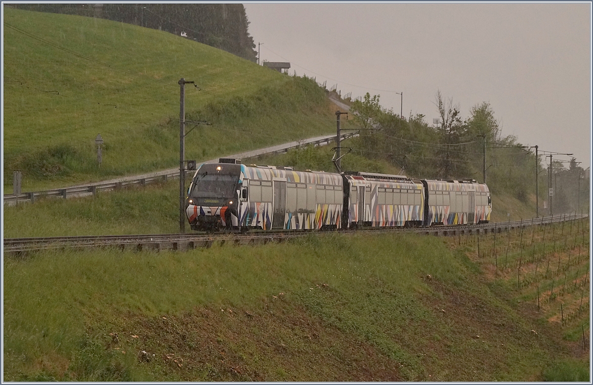 Der von Sarah Moris gestaltete Lenkerpendel  Monarch  auf dem Weg nach Zweisimmen bei Planchamp.

26. April 2020