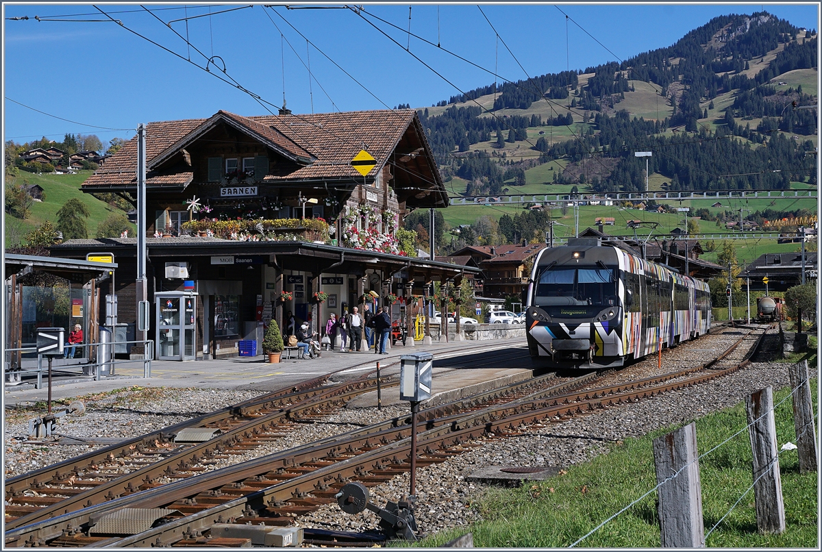 Der von Sarah Morris gestaltete Lenkerpendel  Monarch , bestehend aus ABt 341, Be 4/4 5001 und Bt 241 beim Halt in Saanen
10. Okt 2017
