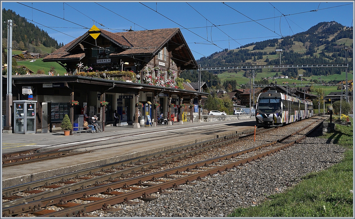 Der von Sarah Morris gestaltete Lenkerpendel  Monarch , bestehend aus ABt 341, Be 4/4 5001 und Bt 241, erreicht Saanen
10. Okt. 2017