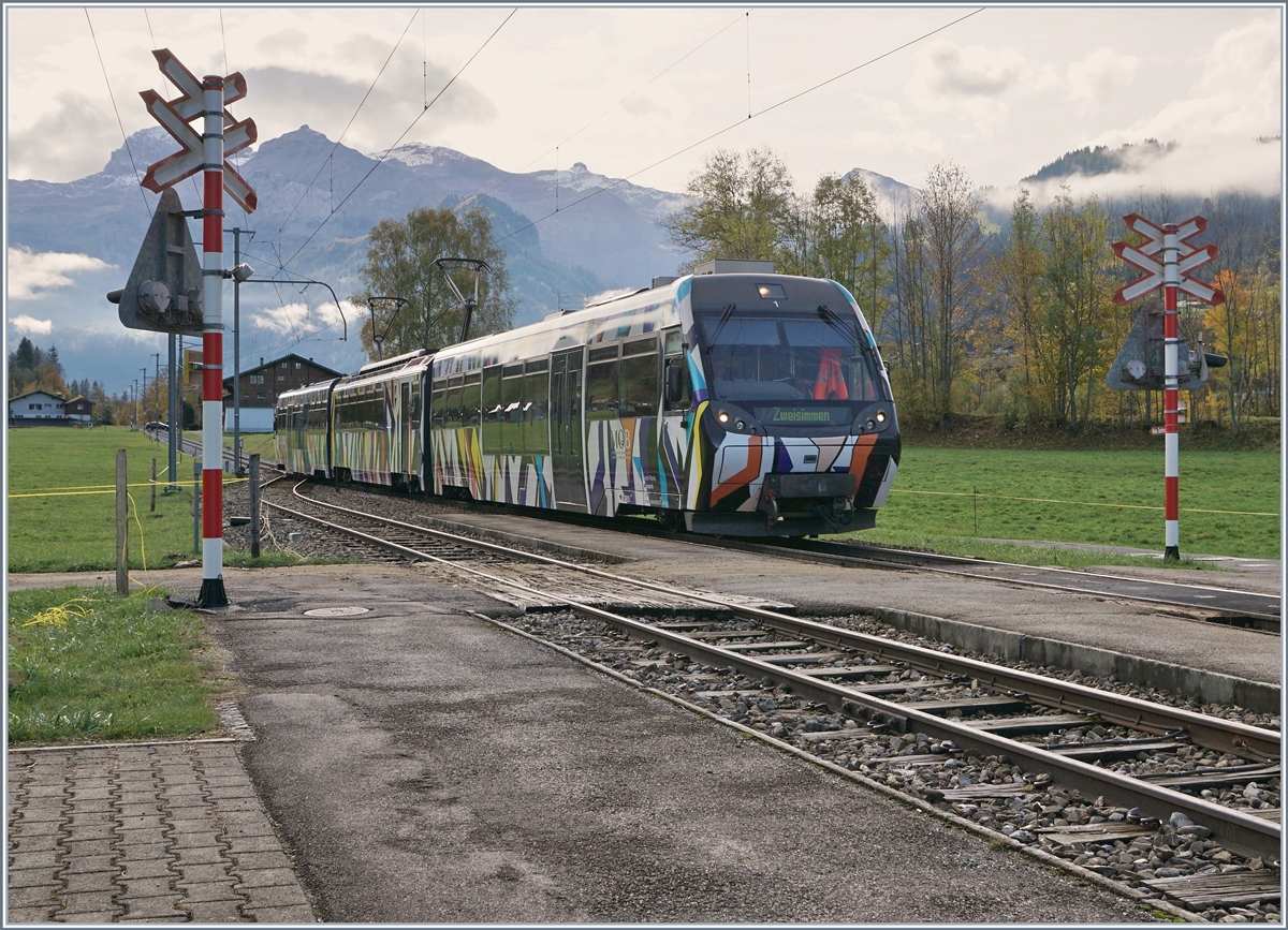 Der von Sarah Morris gestaltete Lenkerpendel  Monarch , bestehend aus ABt 341, Be 4/4 5001 und Bt 241, unterwegs als Regionalzug von der Lenk nach Zweisimmen bei der Ankunft in  Boden. 

22. Okt. 2019 