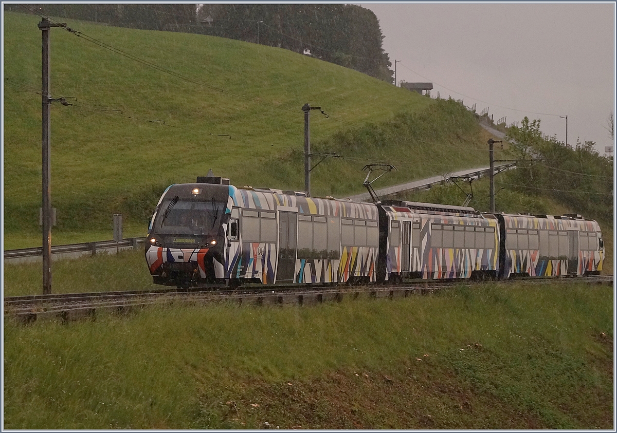 Der von Sarah Morris gestaltete Lenkerpendel  Monarch  bestehend aus Bt 241, Be 4/4 5001 und ABt 341, ist bei einem kräftigen Regenschauer bei Planchamp auf dem weg nach Zweisimmen. 

26. April 2020