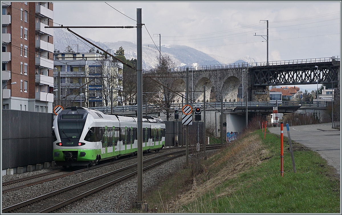Der von der SBB an die TransN vermietete RABe 523 077 ist in Folge von Bauarbeiten mit Streckensperrung zwischen Neuchâtel und La Chaux de Fonds zwischenzeitlich wieder bei der SBB unterwegs, hier als Regionalzug von Biel nach Olten in Grenchen. 

19. März 2021
