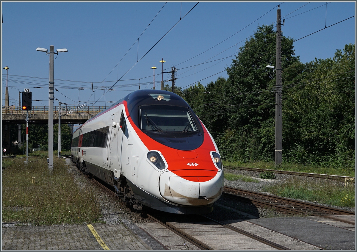 Der SBB ETR 610 005 erreicht als EC von Zürich nach München den Bahnhof von Bregenz. 

14. August 2021