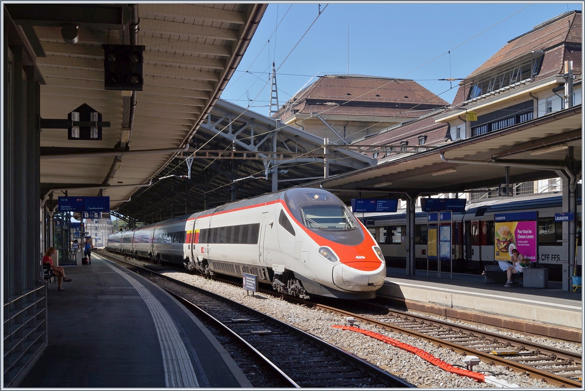 Der SBB ETR 610 006 als EC 39 nach Milano beim Halt in Lausanne. 

27. Juli 2020