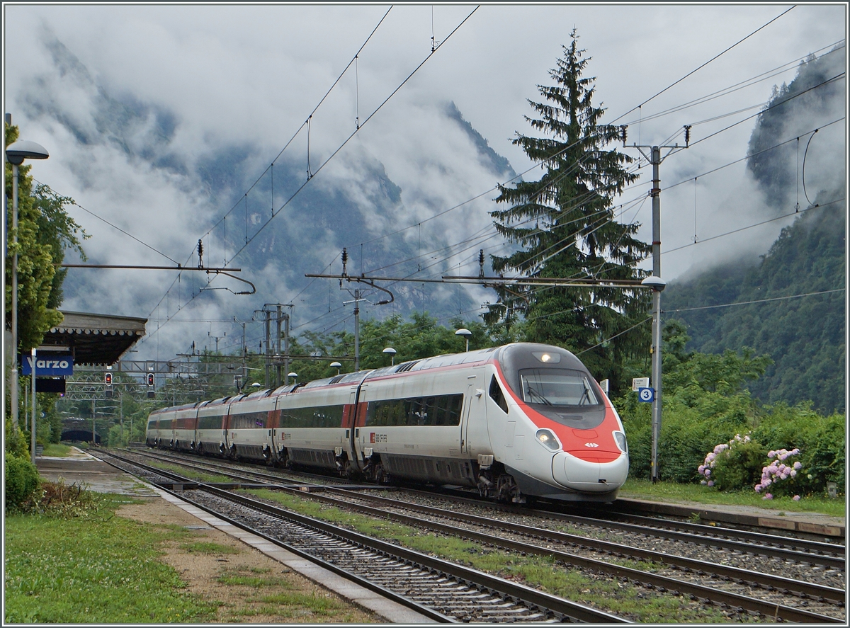 Der SBB ETR 610 als EC 32 von Milano nach Genève bei der Druchfahrt in Varzo.
2. Juli 2014