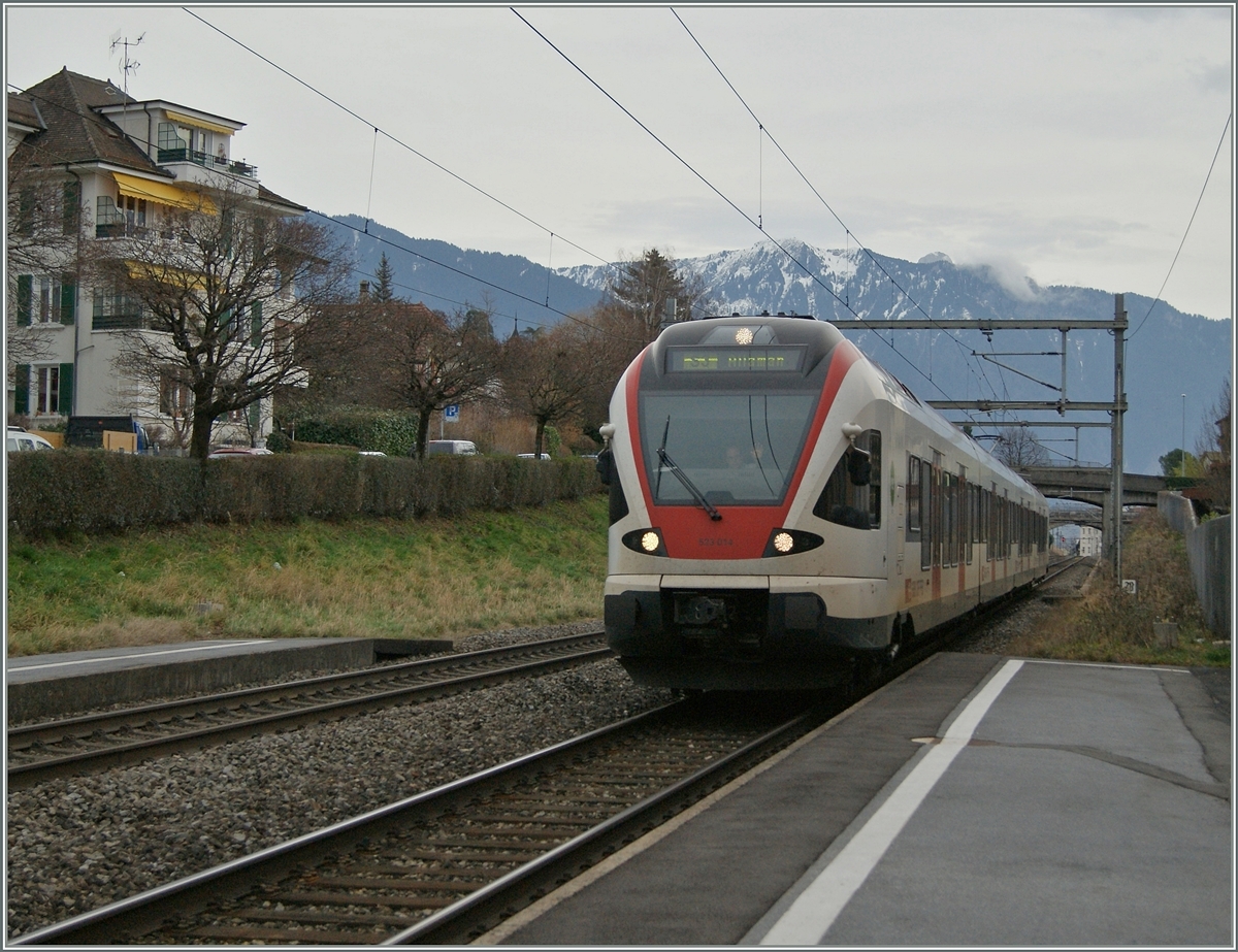 Der SBB Flirt RABe 523 014 als S3 nach Allaman erreicht den Halt La Tour de Peilz.
30. Jan. 2016