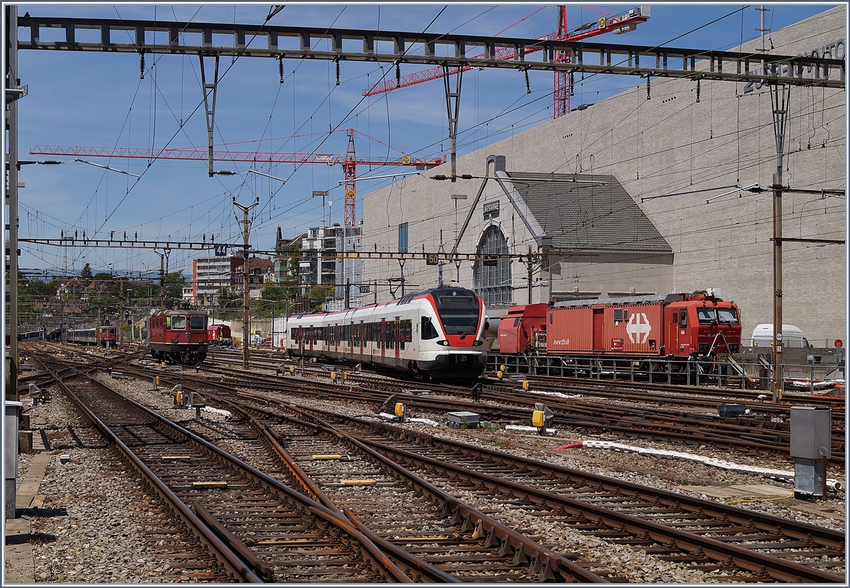 Der SBB FLIRT RABe 523 025 erreicht aus Richtung Renens VD kommend den Bahnhof von Lausanne. 

26. Mai 2020
