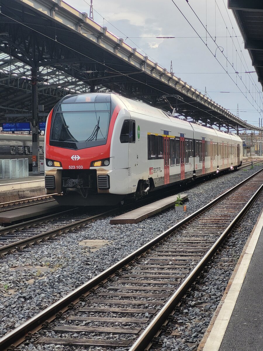 Der SBB Flirt RABe 523 103 in Lausanne auf Gleis 2 vor dem Hintergrund einen Gewitterhaften Abendhimmels
himmels.
29 Juni 2024