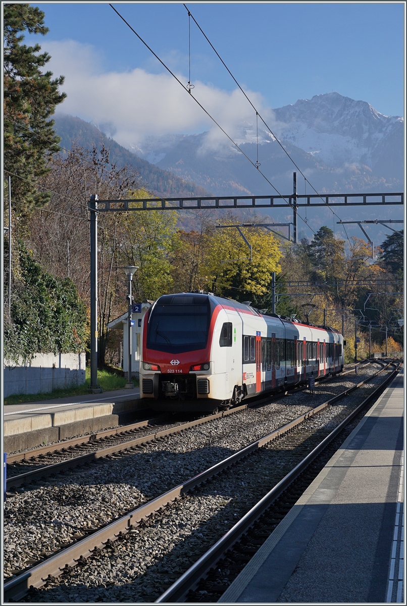 Der SBB Flirt3 RABe 526 114 beim Halt S3 von Vallorbe nach St-Maurice in Burier. Hintergrund die Rochers de Naye. 

23. Nov. 2023