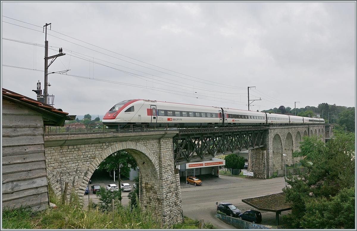 Der SBB ICN 500 005  Heinrich Pestalozzi  ist als IR51 auf dem 285 Meter langen Mösli Viadukt kurz vor der Ankunft in Grenchen Nord auf dem Weg von Biel/Bienne nach Basel SBB.

4. Juli 2021