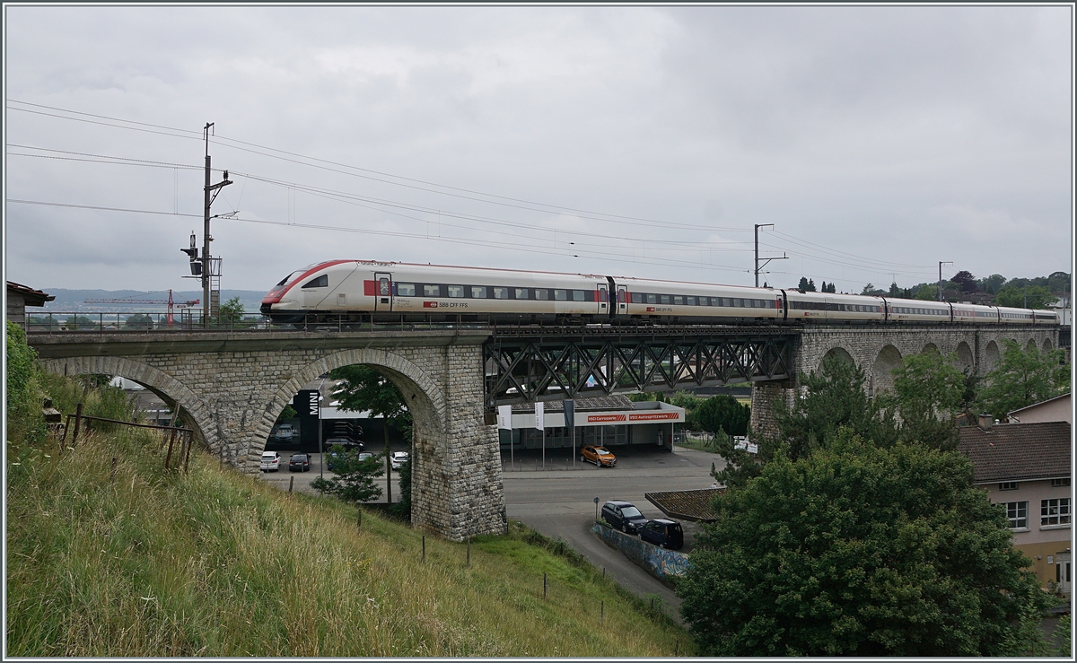 Der SBB ICN 500 035  Niklaus Riggenbach  ist als IR51 1614 auf dem 285 Meter langen Mösli Viadukt kurz nach der Abfahrt in Grenchen Nord auf dem Weg nach Biel/Bienne. 
Wobei der Zug nur ganz knapp und der Viadukt nur zum Teil auf dem Bild Platz fand. 

4. Juli 2021