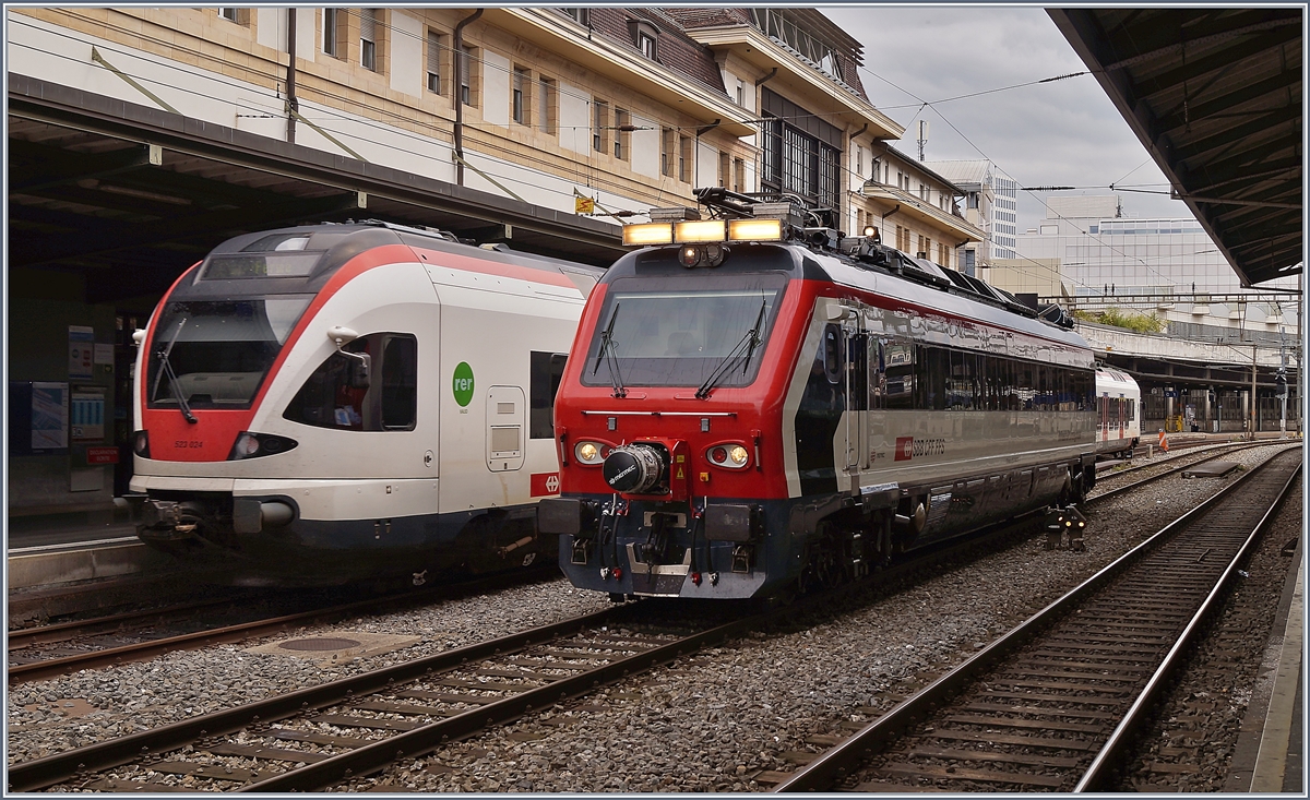 Der SBB Infrastrukturdiagnose XTmas 99 85 9 160-5 und der bewegungsunscharfe, da ausfahrende SBB RABe 523 024 in Lausanne.

6. Sept. 2020