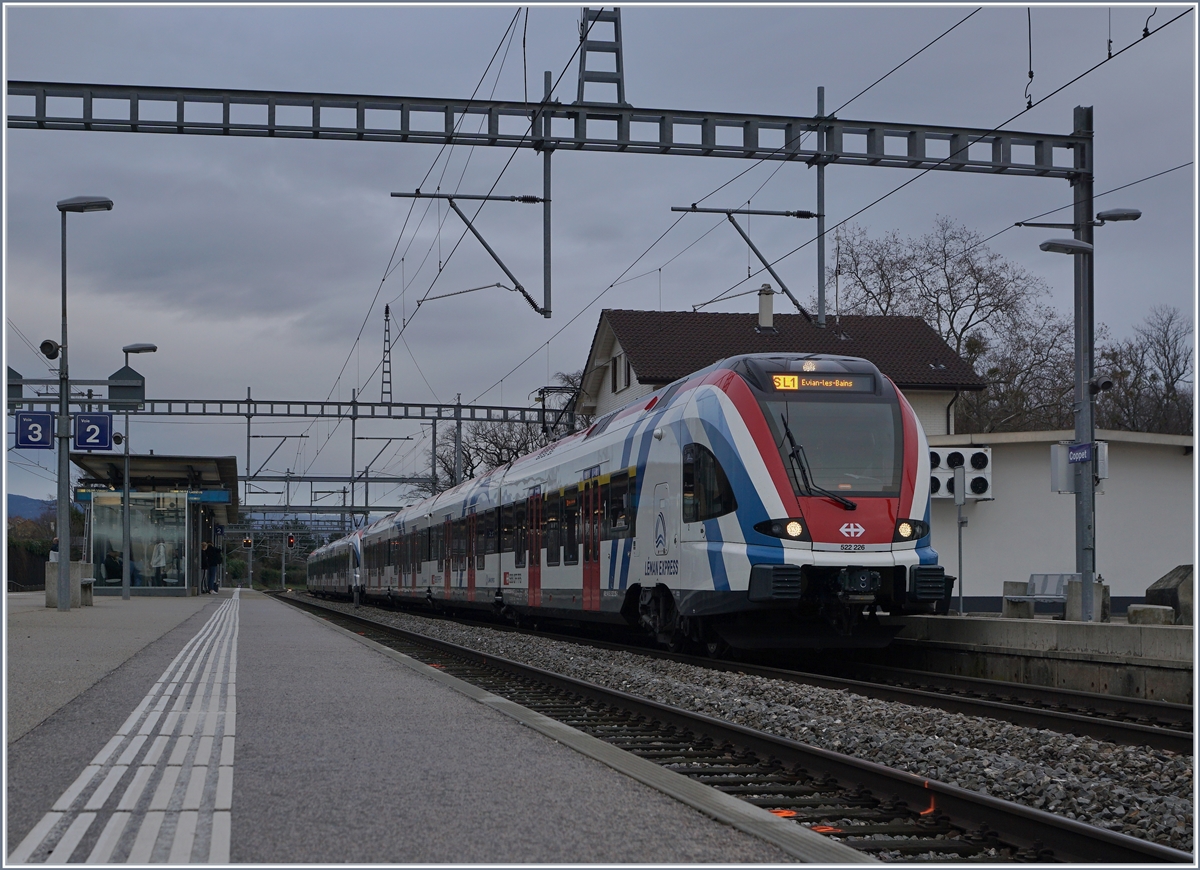 Der SBB LEX RABe 522 226 und 219 als SL1 nach Evian; wobei der Zug Streikbedingt in Annemasse endete und eigentlich von ein SNCF Régiolis eingeteilt gewesen wäre.

15. Dez. 2019