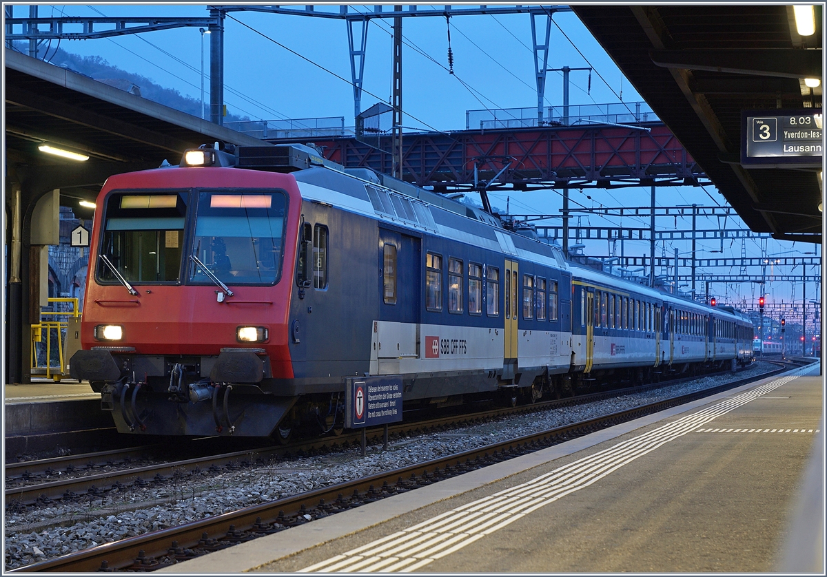 Der SBB NPZ RE Neuchâtel - Frasne vor seiner Abfahrt in Neuchâtel. 

23. Nov. 2019