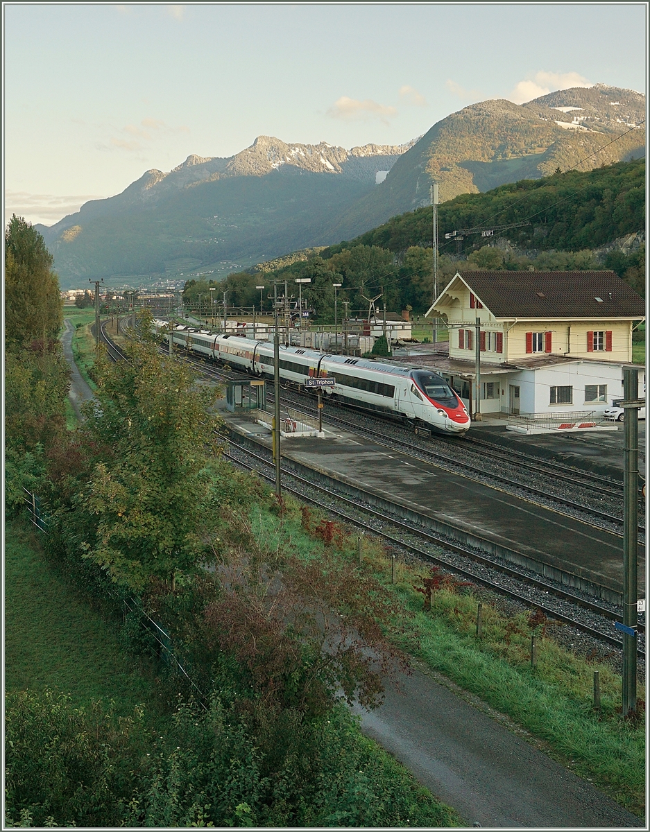 Der SBB Pinocchio RABe 503 017-3 Valais / Wallis ist als EC 37 von Genève nach Venezia S.L. unterwegs und fährt in im noch im Talschatten liegenden St-Triphon durch.

12. Okt. 2020