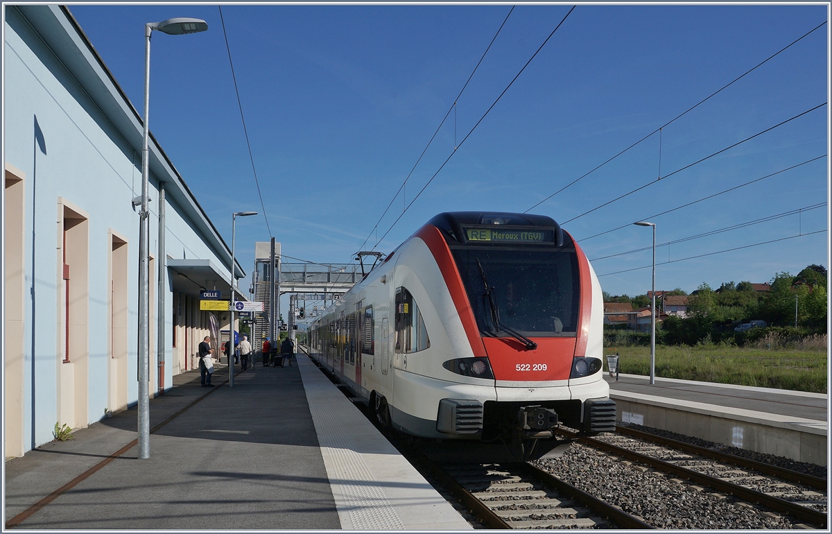 Der SBB RABDe 522 209 als RE Biel/Bienne - Meroux beim Halt in Delle, wo der Systemwechsel SBB/SNCF vollzogen wird.

1. Juni 2019