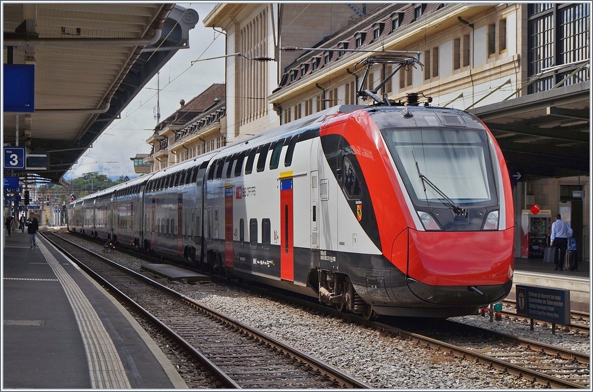 Der SBB RABe 502 207 (UIC 94 85 0 502 207-9 CH-SBB)  Stadt BERN  auf Testfahrt in Lausanne. Die Front dieses Twindexx-Zugs weist eine etwas abweichende, aber gefällige Lackierung auf. 

19. Juni 2020