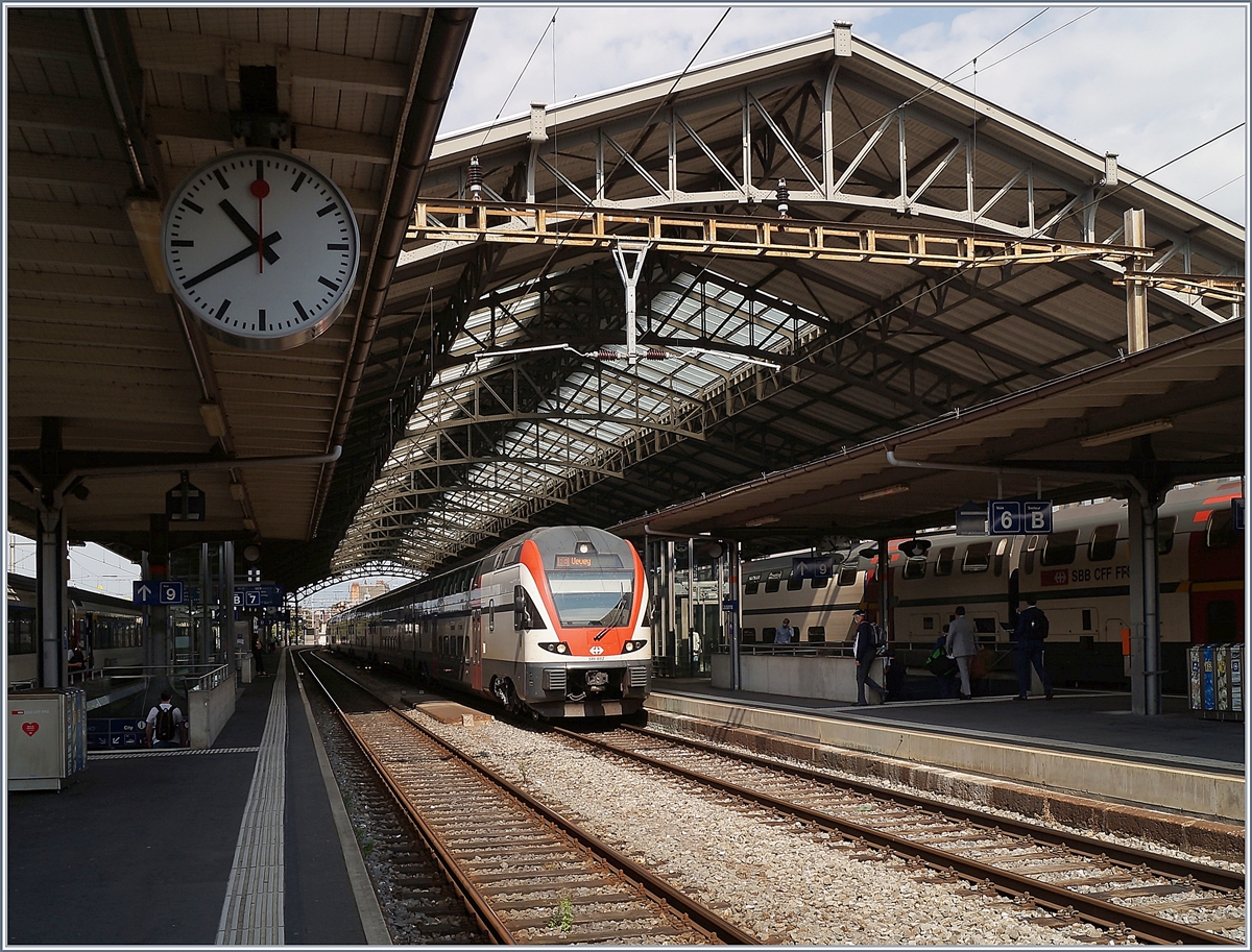 Der SBB RABe 511 017 von Annemasse nach Vevey beim Halt in Lausanne. 

21. Juli 2020