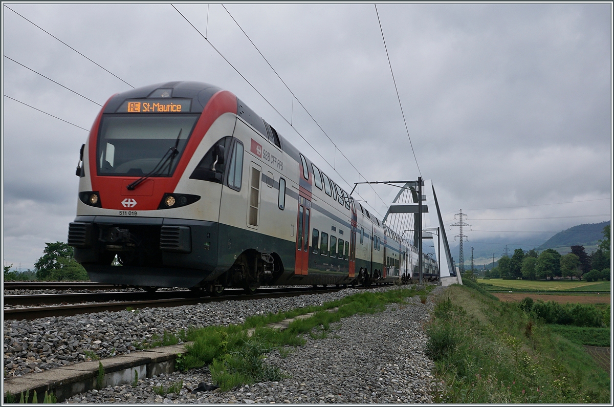 Der SBB RABe 511 019 ist bei der Rhonebrücke von Massogex dem dem Weg in nahe St-Maurice. 

14. Mai 2020