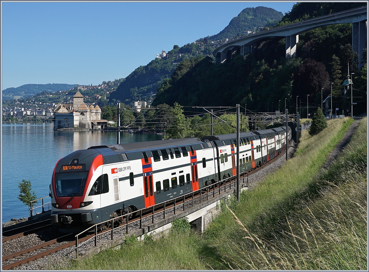 Der SBB RABe 511 030 als RE auf dem weg nach St-Maurice beim Château de Chillon. 

21. Mai 2020