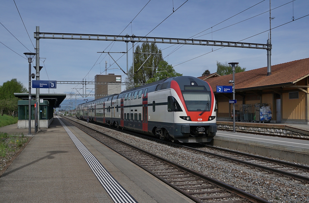 Der SBB RABe 511 113 als RE nach Bern bei der Durchfahrt nach Schüpfen.

24. April 2019