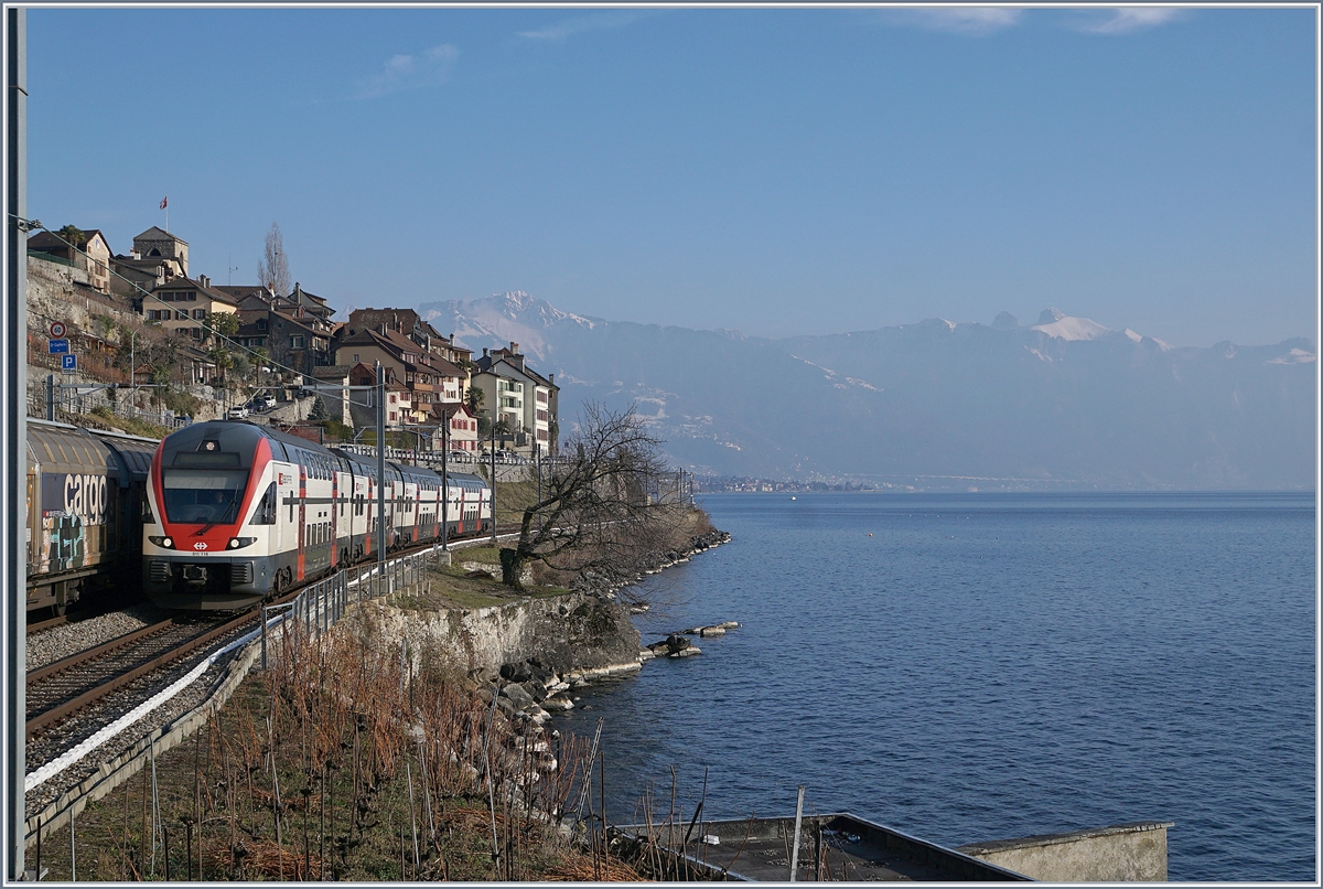 Der SBB RABe 511 116 als RE auf der Fahrt nach Genève. Im Hintergrund ziert der Ort St-Saphorin das Bild.
25. Jan. 2019