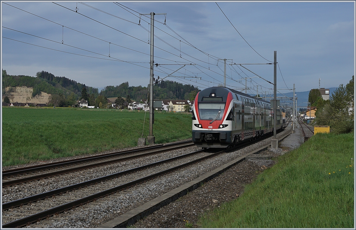 Der SBB RABe 5115 114 als RE nach Bern bei der Durchfahrt in Schüpfen.

24. April 2019