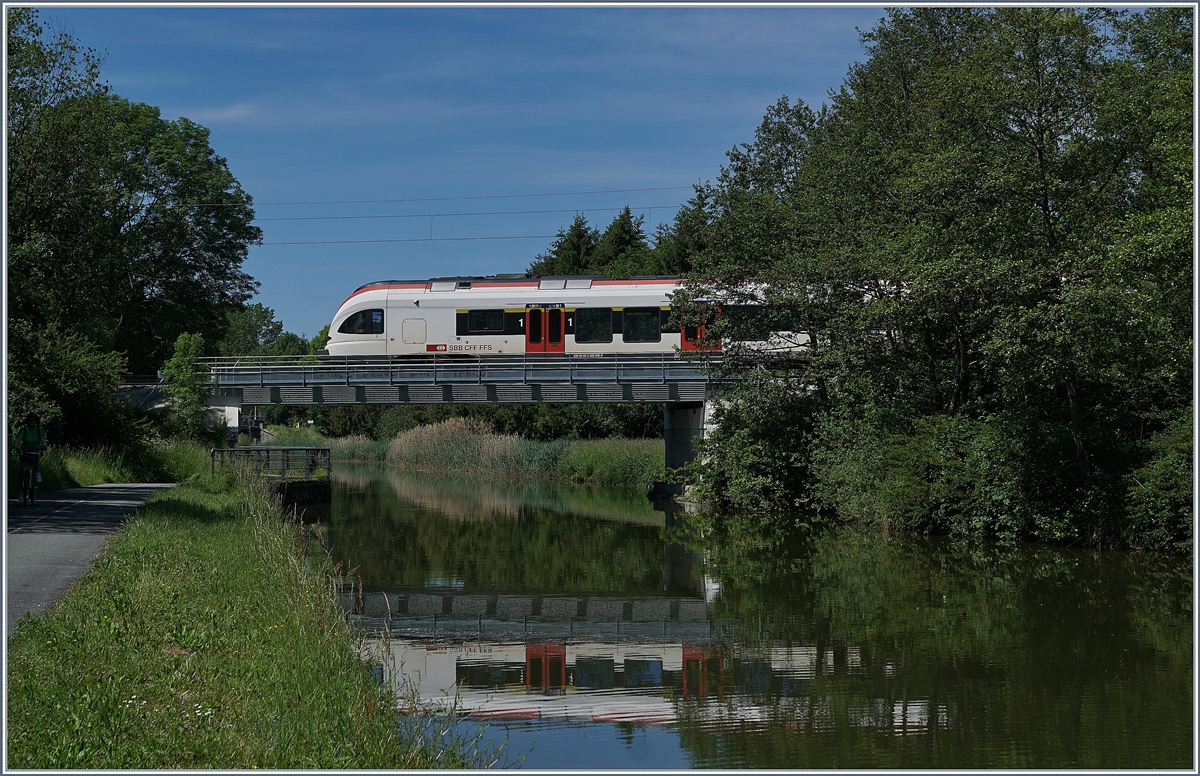 Der SBB RABe 522 205 auf der Fahrt nach Meroux beim Überqueren des Rhein-Rhone Kanal bei Bourogne. 

1. Juni 2019
