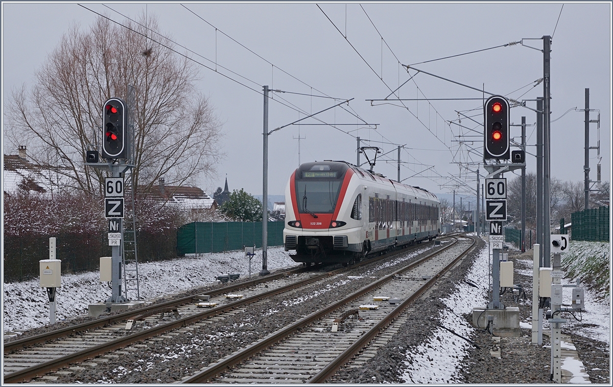 Der SBB RABe 522 206 auf dem Weg nach Meroux TGV beim Verlassen von Grandvillars. 
11. Jan. 2019