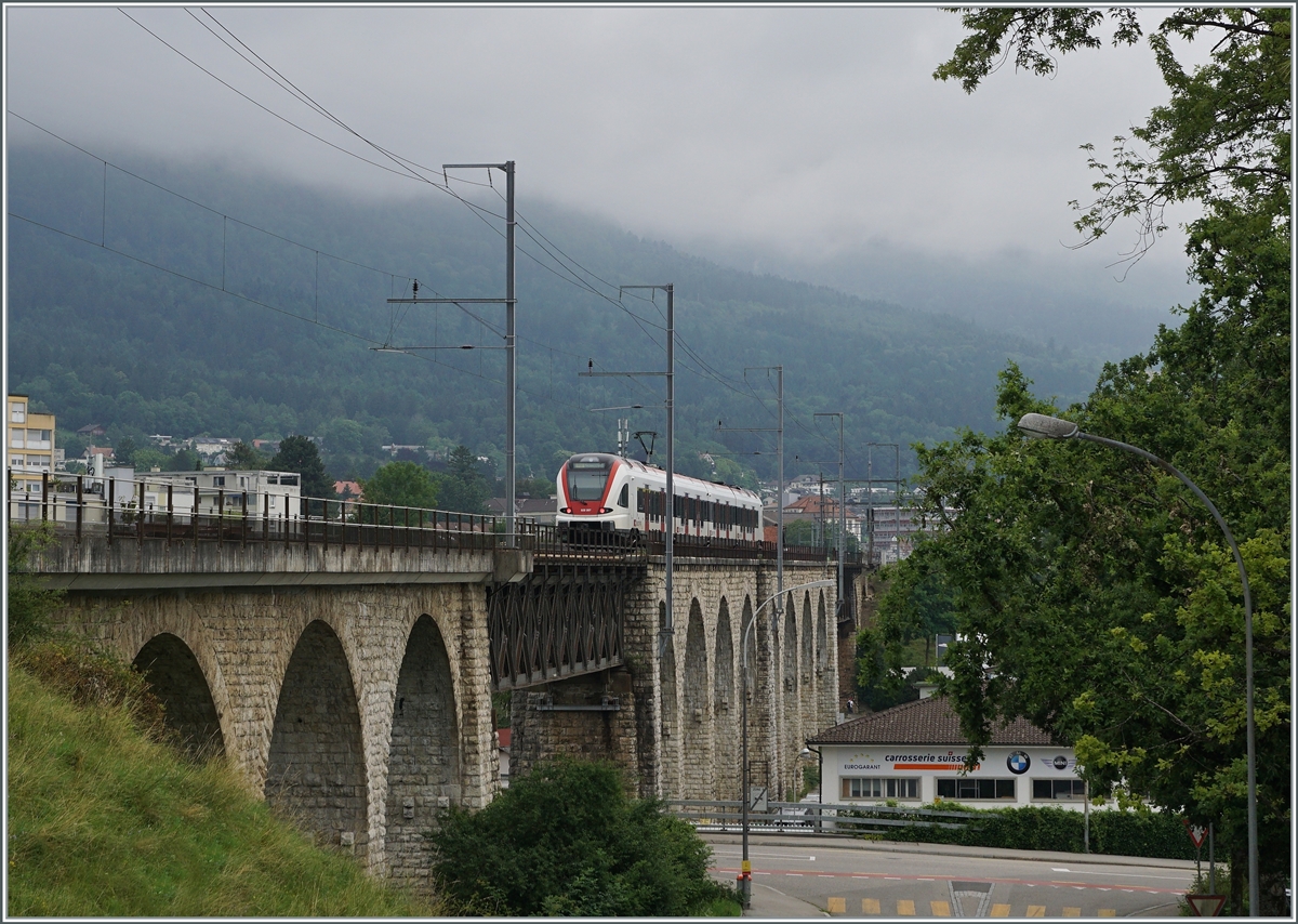 Der SBB RABe 522 207 nach Meroux TGV fährt kurz vor der Ankunft in Grenchen Nord über den BLS /MLB Mösli Viadukt.

4. Juli 2021