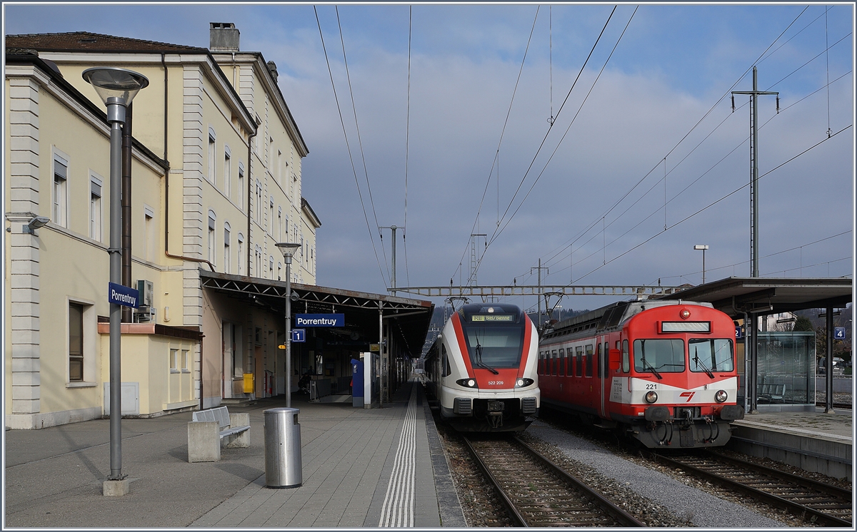 Der SBB RABe 522 209 und der BLS/CJ RBDe 566 221 warten in Porrentruy auf die Abfahrt nach Biel/Bienne bzw. Bonfol. 15. Dez 2018