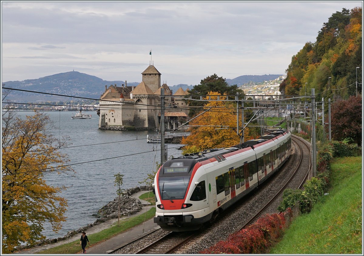 Der SBB RABe 523 013 auf der Fahrt nach Villeneuve beim Château de Chillon, weit im Hintergrund auf dem See ist noch ein CGN Dampfschiff zu erkennen. 

21. Okt. 2020