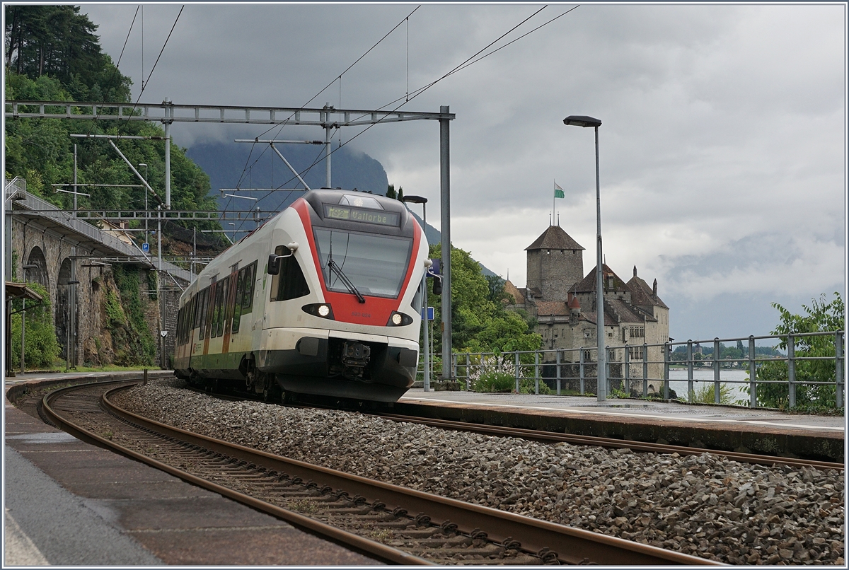 Der SBB RABe 523 024 beim Halt in Veytaux-Chillon im Hintergrund das Schloss Chillon.

13. Juni 2018
