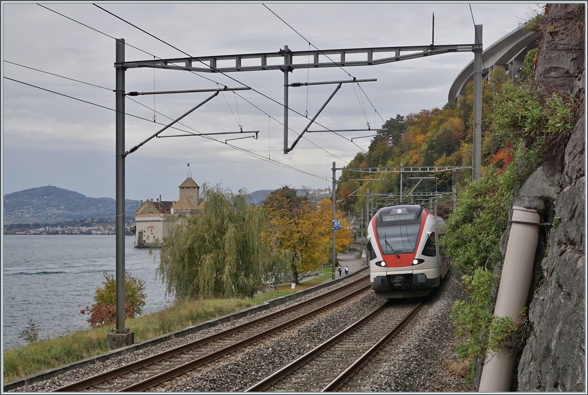 Der SBB RABe 523 031 auf der Fahrt nach Villeneuve beim Château de Chillon. 

21. Okt. 2020