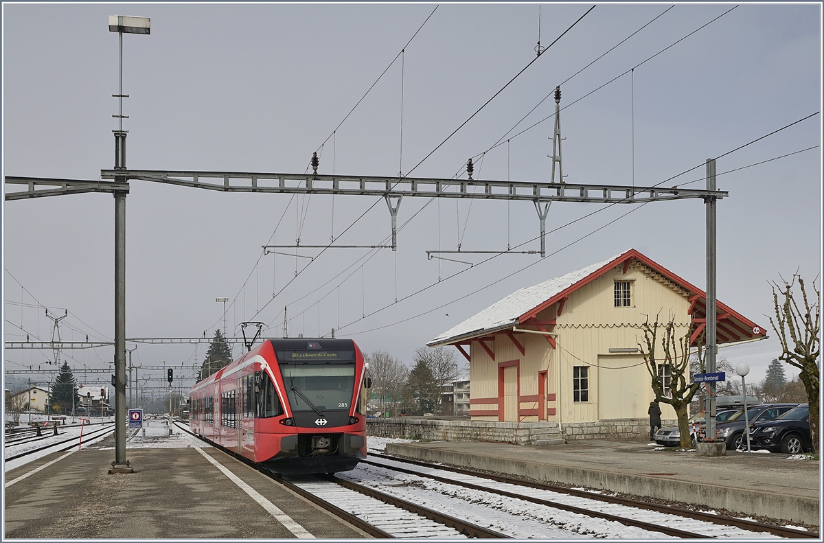 Der SBB RABe 526 285 verlässt Sonceboz-Sombeval als RE Richtung La Chaux de Fonds. 
Beachtenswert der schön hergerichtete Güterschuppen rechts im Bild. 

5. April 2019