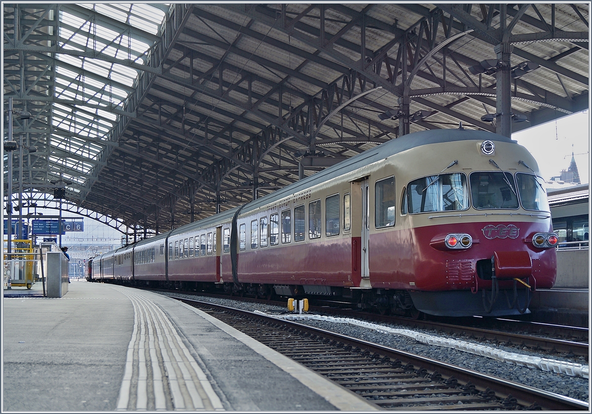 Der SBB RAe TEE II 1053 ist in Lausanne für die Weiterfahrt bereit, an der Spitze erkennt man die ETCS Vorspannlok.

31. März 2019