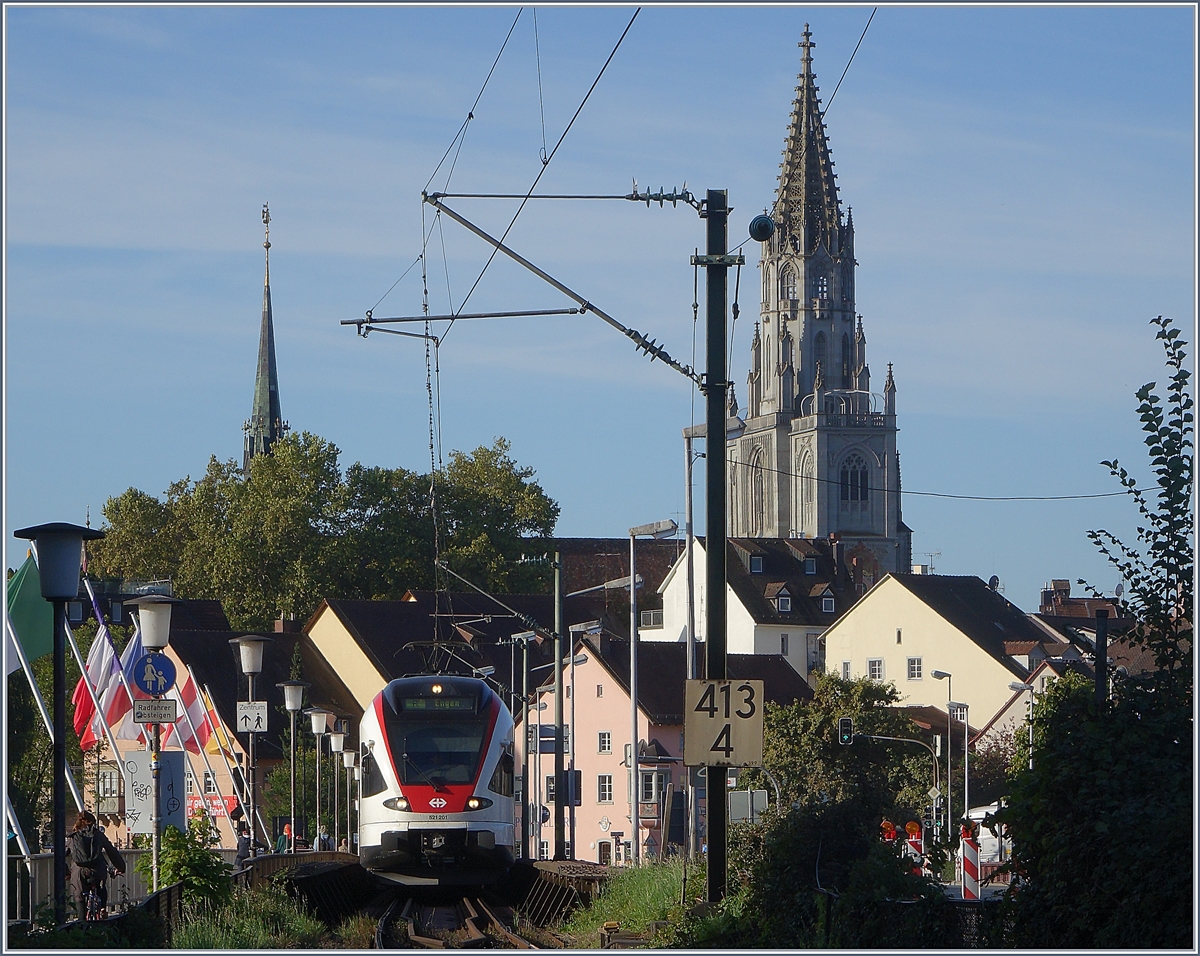 Der SBB Seehas RABe 521 201 auf der Rheinbrücke in Konstanz ist nach Engen unterwegs.

19. Sept 2019