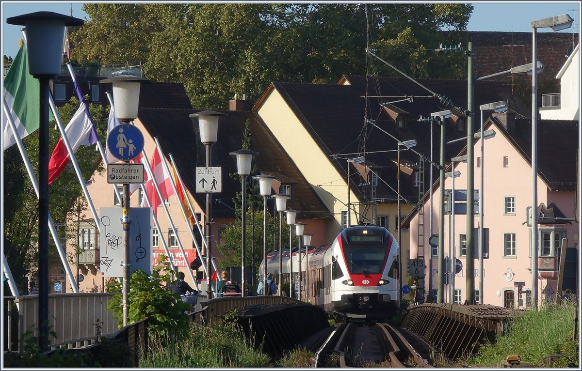 Der SBB Seehas RABe 521 201 erreicht die Rheinbrücke in Konstanz. 

19. Sept 2019