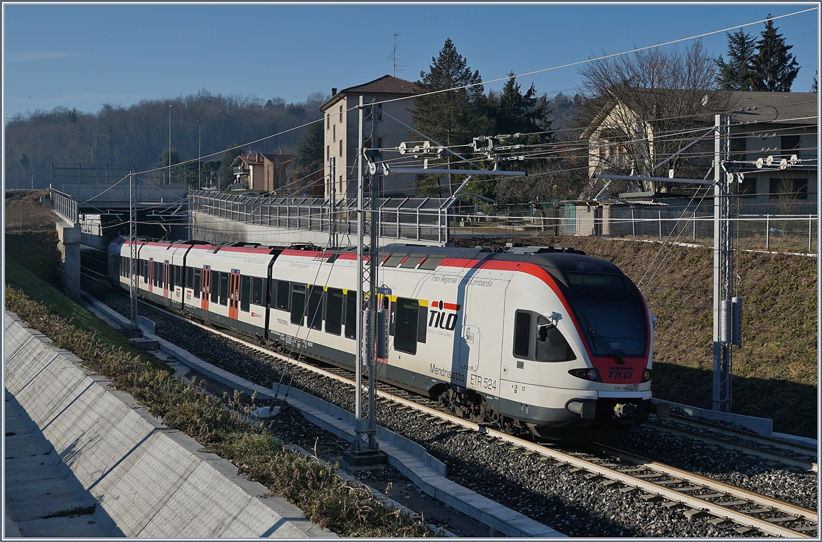 Der SBB TILO Flirt RABe 524 008 nach Malpensa erreicht den Halt Cantello-Gaggiolo.
5. Jan. 2019