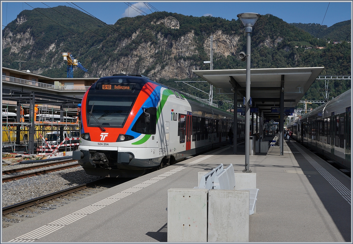 Der SBB TILO RABe 523 204 wartet in Mendrisio auf die Weiterfahrt. Zum Zeitpunkt der Aufnahme war dies einer der wenigen TILO Zügen in den neuen Farben. 

25. Sept. 2019