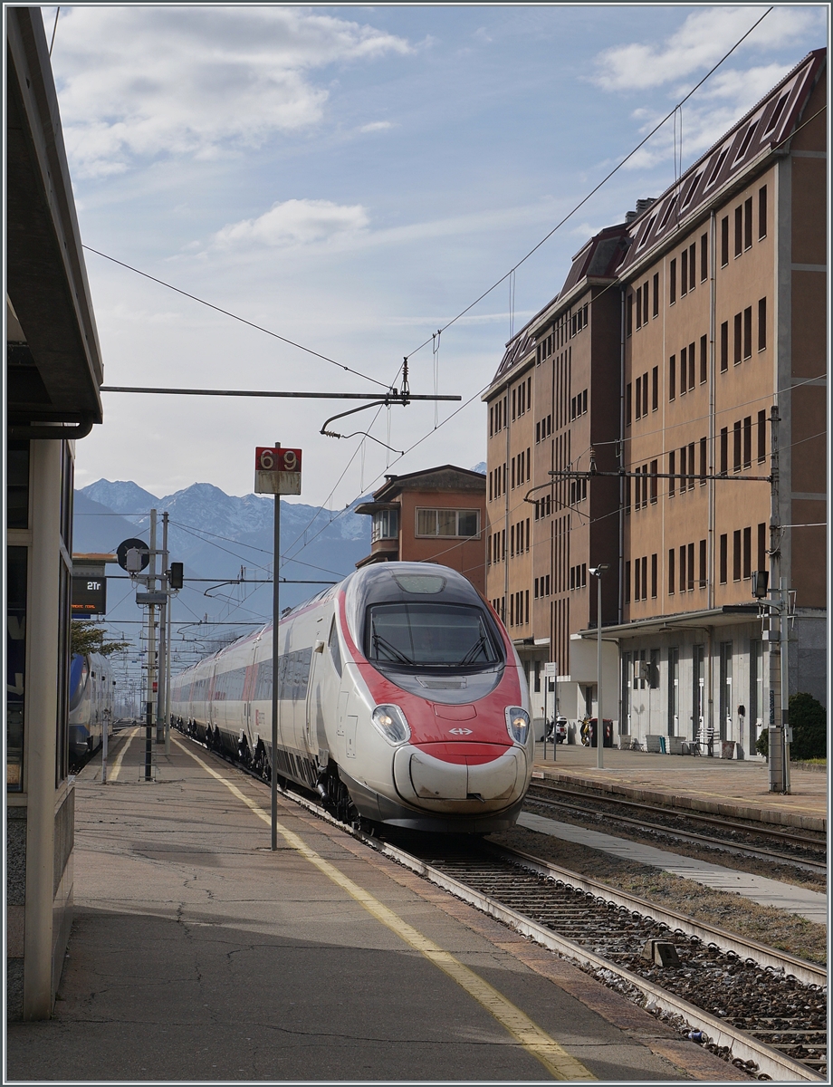 Der SBBB ETR 610 006 erreicht als EC 32 von Milano nach Genève den Grenzbahnhof von Domodossola. 

2. Februar 2024