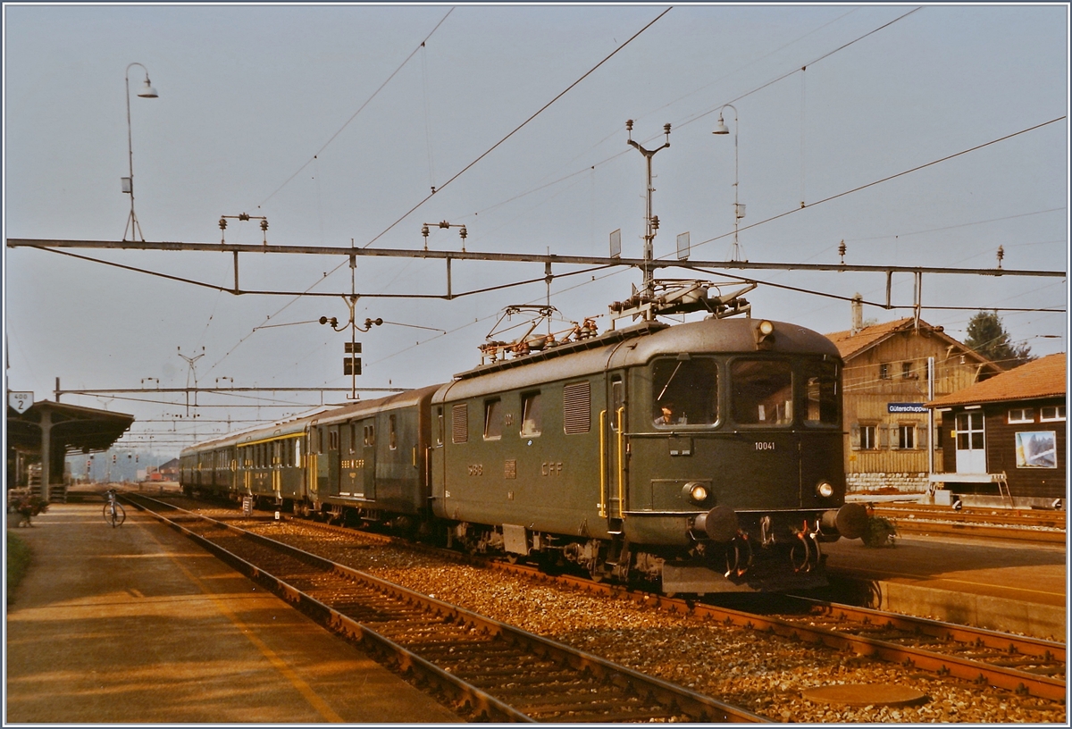 Der Schnellzug 615 Biel/Bienne - Grenchen Nord - Moutier - Delémont mit Re 4/4 I 10041 beim Halt in Grenchen Nord im August 1984.
(Gescanntes Foto) 