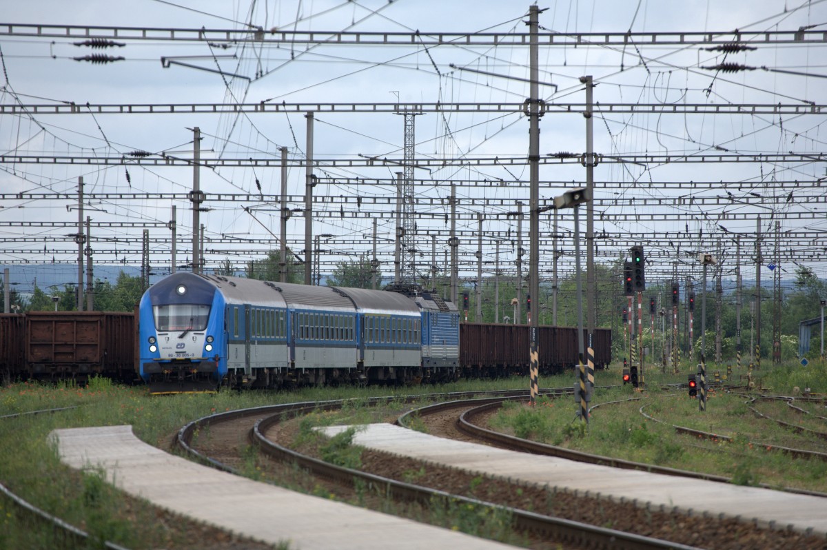 Der Schnellzug aus Kolin  nach  Usti nad Labem im Gleisvorfeld  von Vsetaty.
30.05.2014  10:04 Uhr.