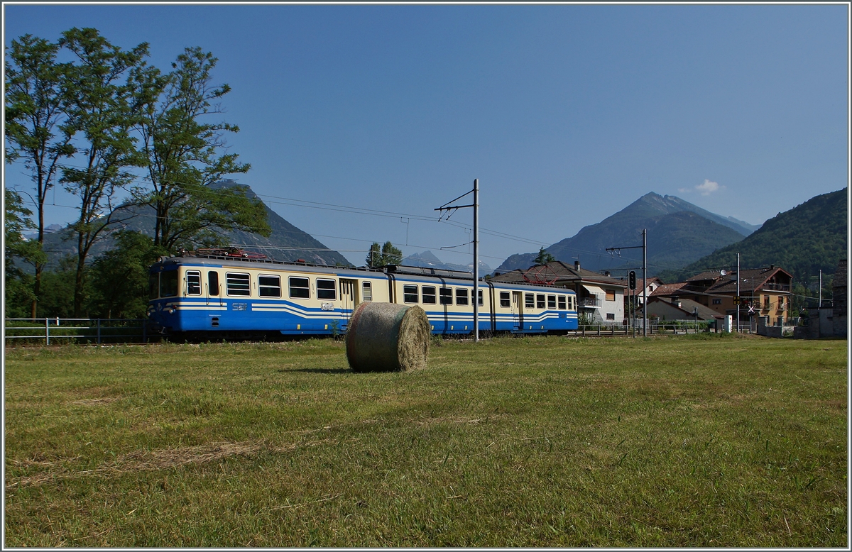 Der Schnellzug Locarno Domodossola hat sein Ziel schon fast erreicht: die letzten vier Kilometer von Masera nach Domodossola führen durch eine weite Ebene. 
10. Juni 2014